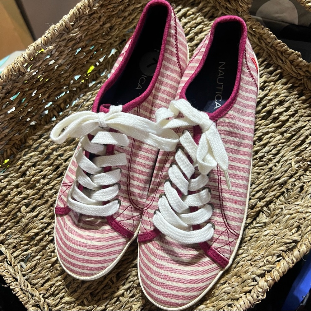 Nautica lace-up striped tennis shoe